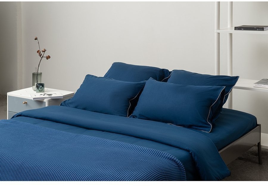 Комплект постельного белья темно-синего цвета с контрастным кантом из коллекции essential, 200х220 см (73723)