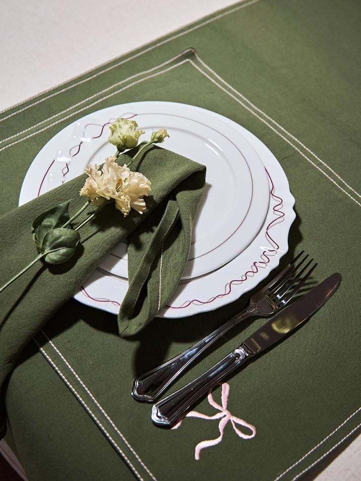 Салфетка под приборы fancy bows оливкового цвета из коллекции essential, 35х45 см (79427)
