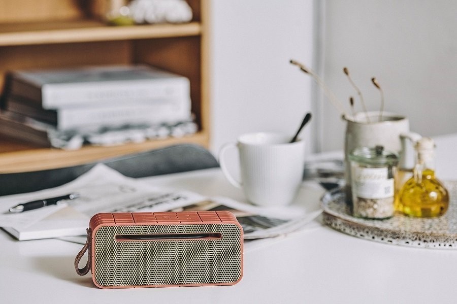 Колонка беспроводная с ремешком amove, коралловая (63034)