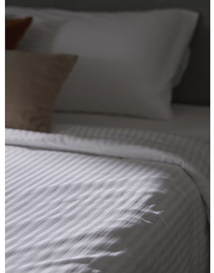 Простыня на резинке из страйп-сатина из коллекции essential, 180х200х30 см (77179)