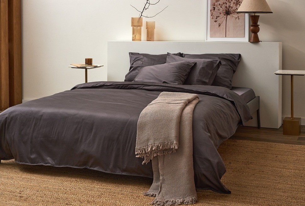 Простыня на резинке из премиального сатина темно-серого цвета из коллекции essential, 160х200х30 см (78490)