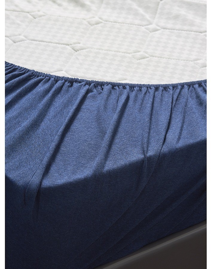 Простыня на резинке из хлопкового трикотажа темно-синего цвета из коллекции essential, 180х200х30 см (76113)