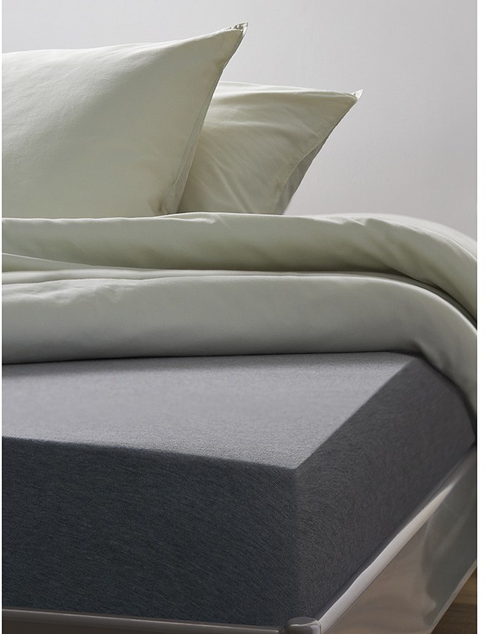 Простыня на резинке из хлопкового трикотажа серого цвета из коллекции essential, 160х200х30 см (76110)