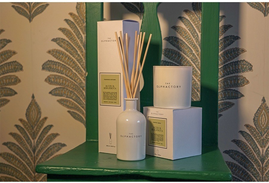 Свеча ароматическая the olphactory, white insignia, acqua bergamota, 60 ч (78044)