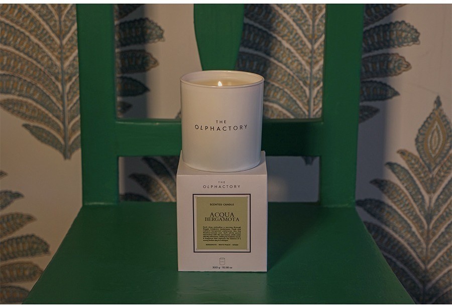 Свеча ароматическая the olphactory, white insignia, acqua bergamota, 60 ч (78044)