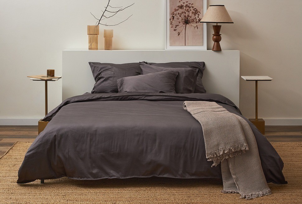 Простыня из премиального сатина темно-серого цвета из коллекции essential, 240х270 см (78480)