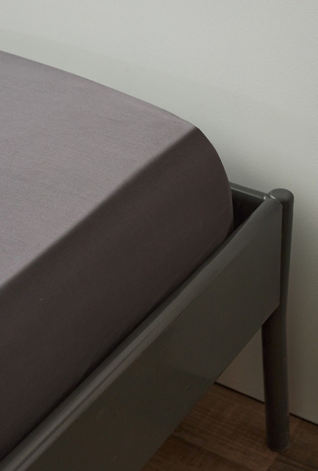 Простыня из премиального сатина темно-серого цвета из коллекции essential, 240х270 см (78480)