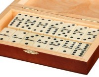 Домино  в шкатулке &quot;три богатыря&quot; 21х13х5 см, дерево, латунь, пластик Фотьев В.а. (28-323)