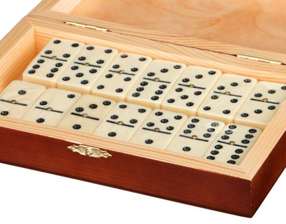 Домино  в шкатулке "три богатыря" 21х13х5 см, дерево, латунь, пластик Фотьев В.а. (28-323)