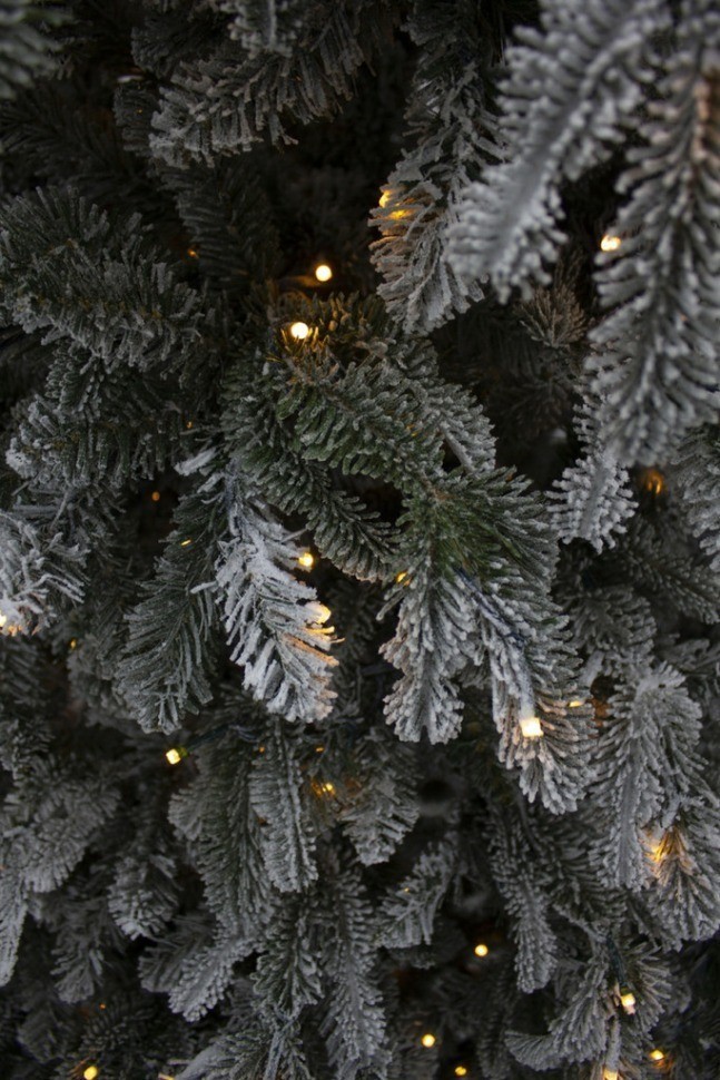 Ель стильная 260 см 816 ламп заснеженная (74350)