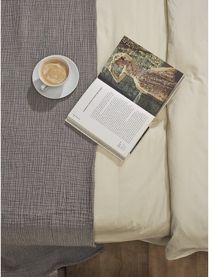 Простыня из сатина серо-бежевого цвета с брашинг-эффектом из коллекции essential, 240х270 см (76100)