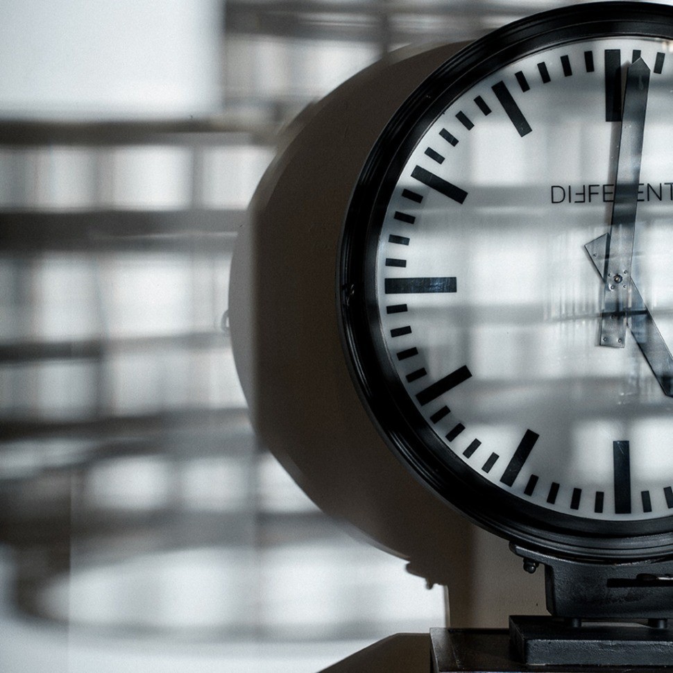 Часы с подсветкой Дифрент DTR2103, 70, металл, стекло, Matte black, RESTORATION HARDWARE