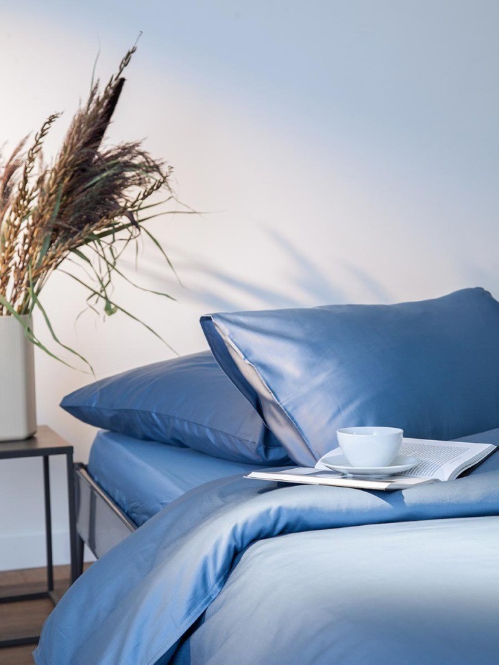 Простыня из премиального сатина джинсово-синего цвета из коллекции essential, 180х270 см (79834)