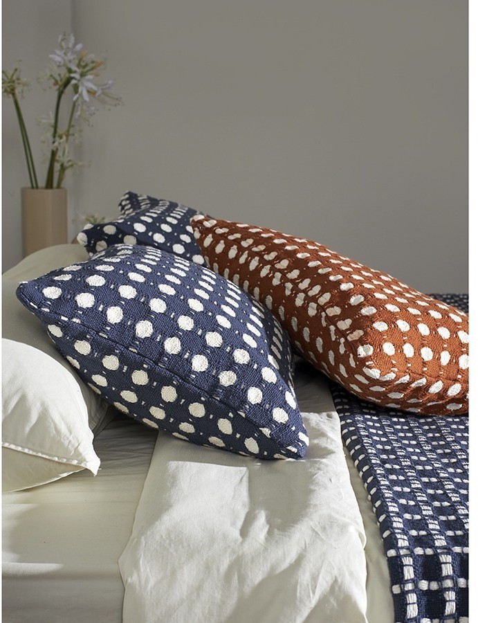 Чехол на подушку из хлопка polka dots темно-синего цвета из коллекции essential, 40x60 см (76968)