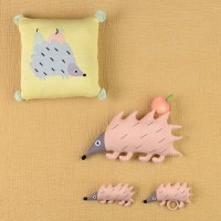 Погремушка из хлопка с деревянным держателем Ежик ugo из коллекции tiny world 14х11 см (69618)