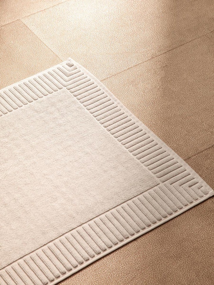 Коврик для ванной с фактурным бортиком светло-серого цвета из коллекции essential, 50x80 см (79172)