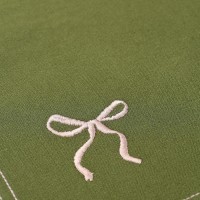 Дорожка на стол fancy bows оливкового цвета из коллекции essential, 45x150 см (79423)