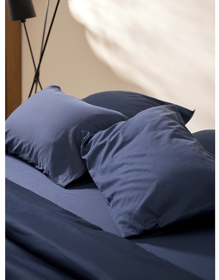 Комплект постельного белья из премиального сатина темно-синего цвета из коллекции essential, 150х200 см (77123)