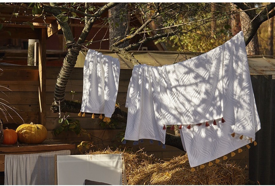 Полотенце банное белое, с кисточками цвета карри из коллекции essential, 70х140 см (75401)