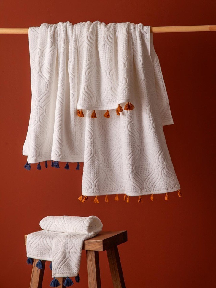 Полотенце банное белое, с кисточками темно-синего цвета из коллекции essential, 70х140 см (75400)