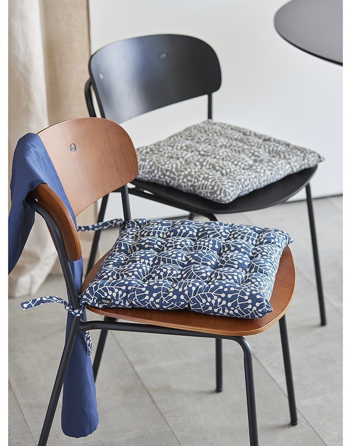 Подушка на стул темно-синего цвета с принтом Спелая Смородина из коллекции scandinavian touch, 40х40 см (77457)