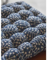 Подушка на стул темно-синего цвета с принтом Спелая Смородина из коллекции scandinavian touch, 40х40 см (77457)