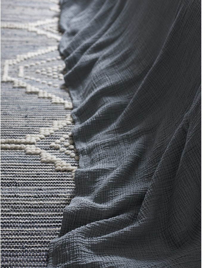 Покрывало двухстороннее из многослойного муслина джинсово-синего цвета из коллекции essential, 180х250 см (75380)