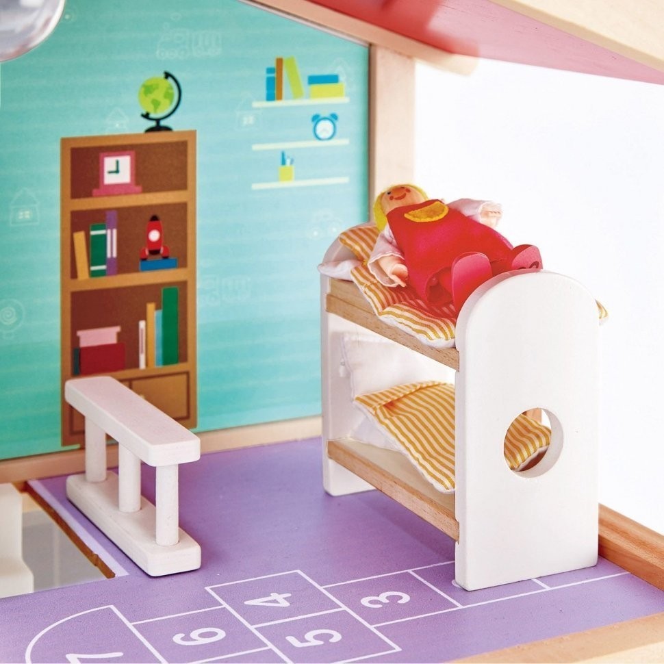 Деревянный кукольный домик "Семейный особняк", с мебелью 29 предметов, 4 куклами в наборе, свет, звук, для кукол 15 см (E3405_HP)