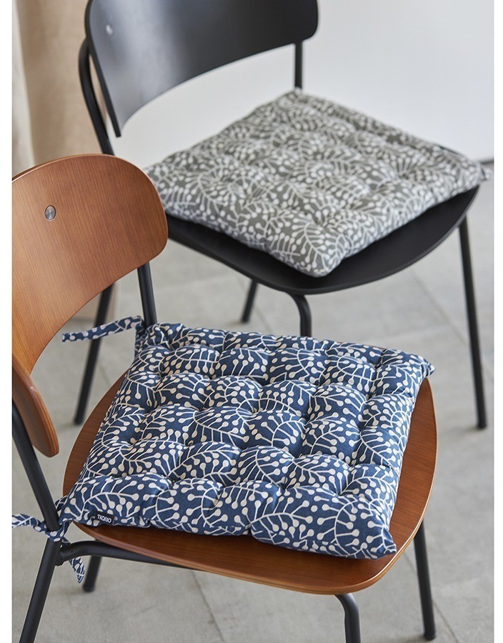 Подушка на стул из хлопка серого цвета с принтом Спелая Смородина из коллекции scandinavian touch, 35х35 см (77449)