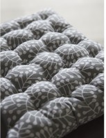 Подушка на стул из хлопка серого цвета с принтом Спелая Смородина из коллекции scandinavian touch, 35х35 см (77449)