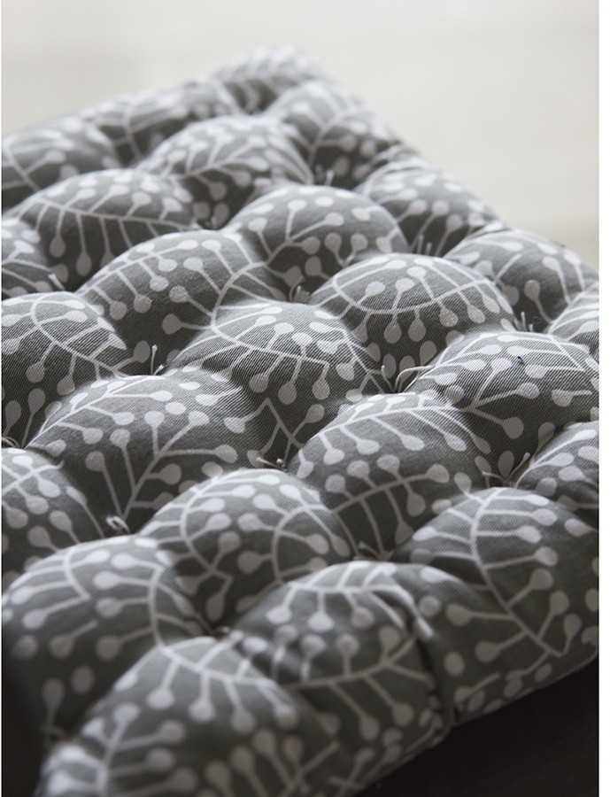 Подушка на стул из хлопка серого цвета с принтом Спелая Смородина из коллекции scandinavian touch, 35х35 см (77449)