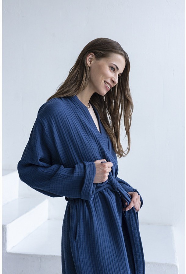 Халат из многослойного муслина темно-синего цвета из коллекции essential, размер l (75396)