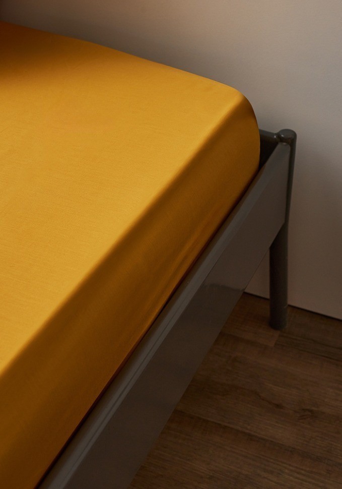 Простыня на резинке из премиального сатина горчичного цвета из коллекции essential, 200х200х30 см (78486)