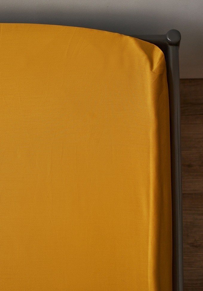 Простыня на резинке из премиального сатина горчичного цвета из коллекции essential, 180х200х30 см (78485)