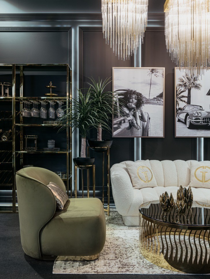 Холст "Девушка в Майами-1" 110*80 см, багет латунь (TT-00008682)