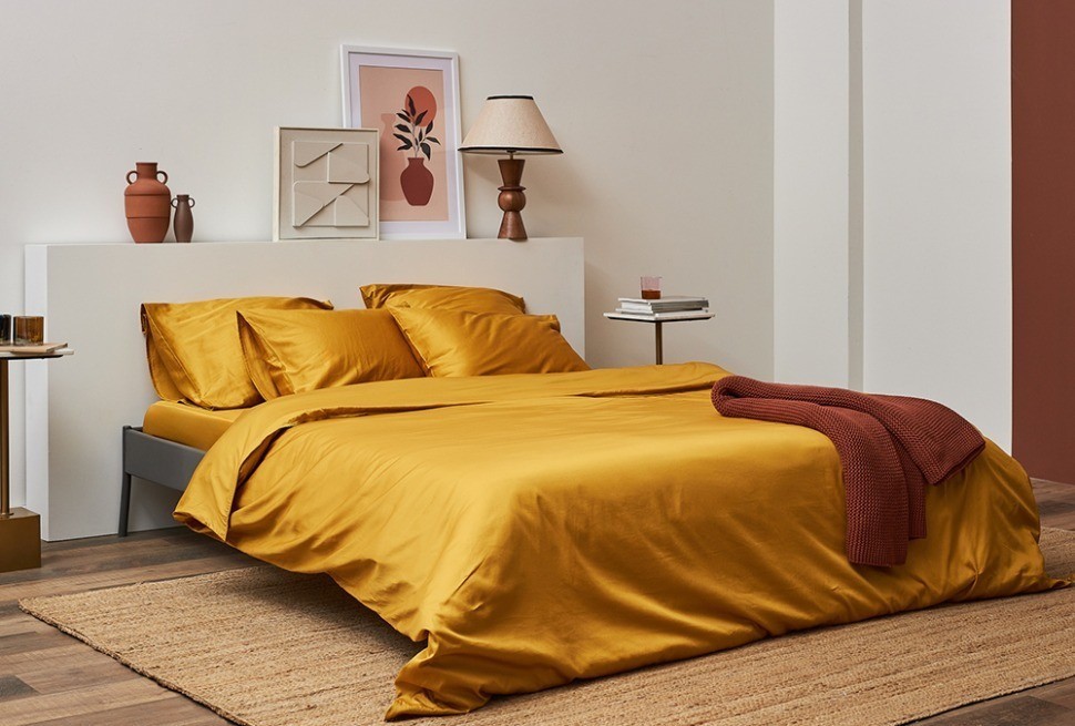 Простыня на резинке из премиального сатина горчичного цвета из коллекции essential, 160х200х30 см (78484)