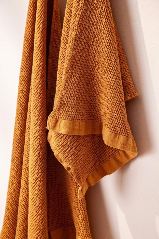 Полотенце банное из умягченной вафли цвета охры из коллекции essential, 70x140 см (79177)