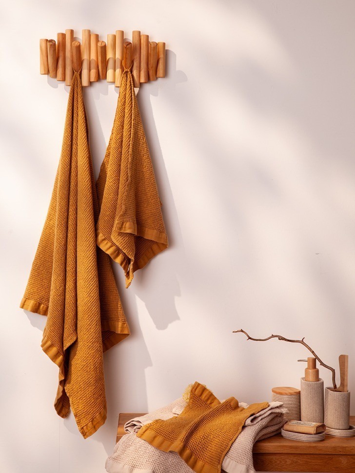 Полотенце банное из умягченной вафли цвета охры из коллекции essential, 70x140 см (79177)