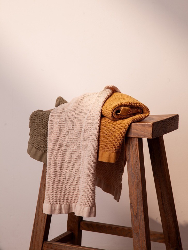 Полотенце для рук из умягченной вафли цвета охры из коллекции essential, 50x90 см (79189)