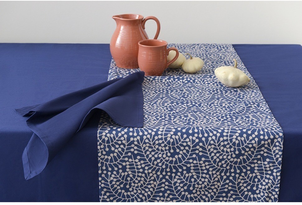 Дорожка на стол темно-синего цвета с принтом Спелая Смородина из коллекции scandinavian touch, 45х150 см (73523)
