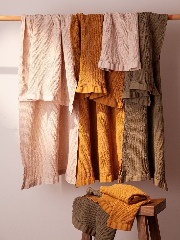 Полотенце банное из умягченной вафли кремового цвета из коллекции essential, 70x140 см (79176)