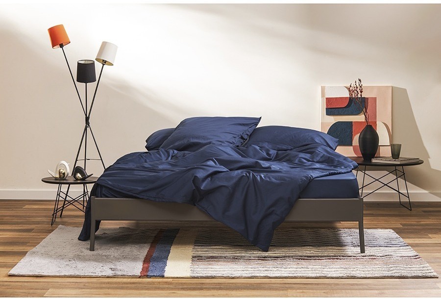 Комплект постельного белья из премиального сатина темно-синего цвета из коллекции essential, 200х220 см (77124)
