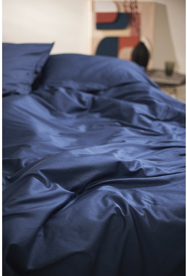Комплект постельного белья из премиального сатина темно-синего цвета из коллекции essential, 200х220 см (77124)