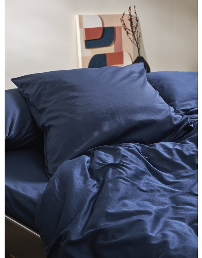 Комплект постельного белья из премиального сатина темно-синего цвета из коллекции essential, 200х220 см (77124)