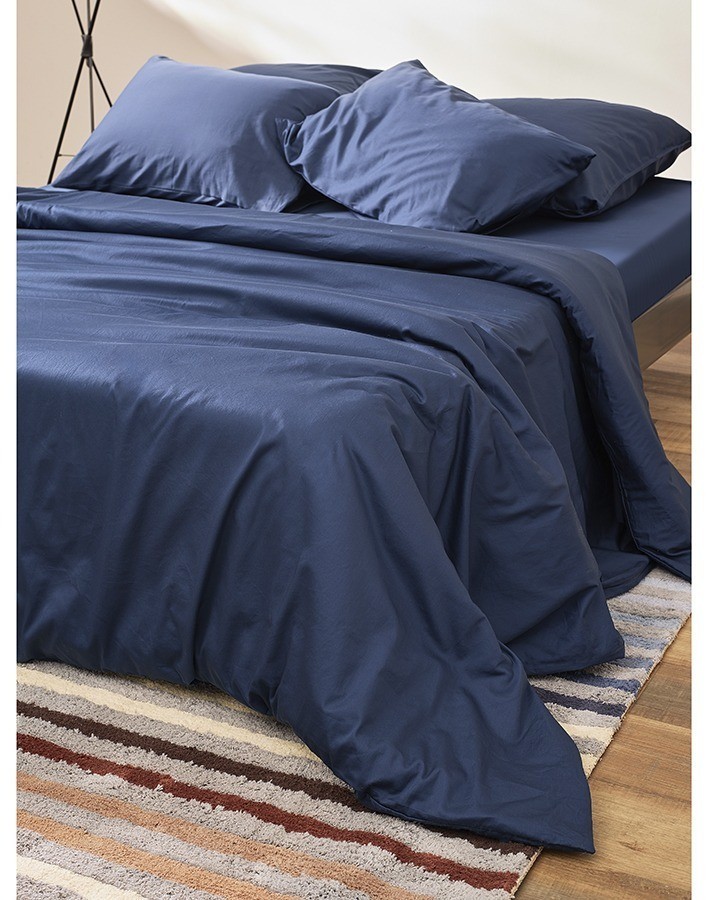 Комплект постельного белья из премиального сатина темно-синего цвета из коллекции essential, 200х220 см (77124)