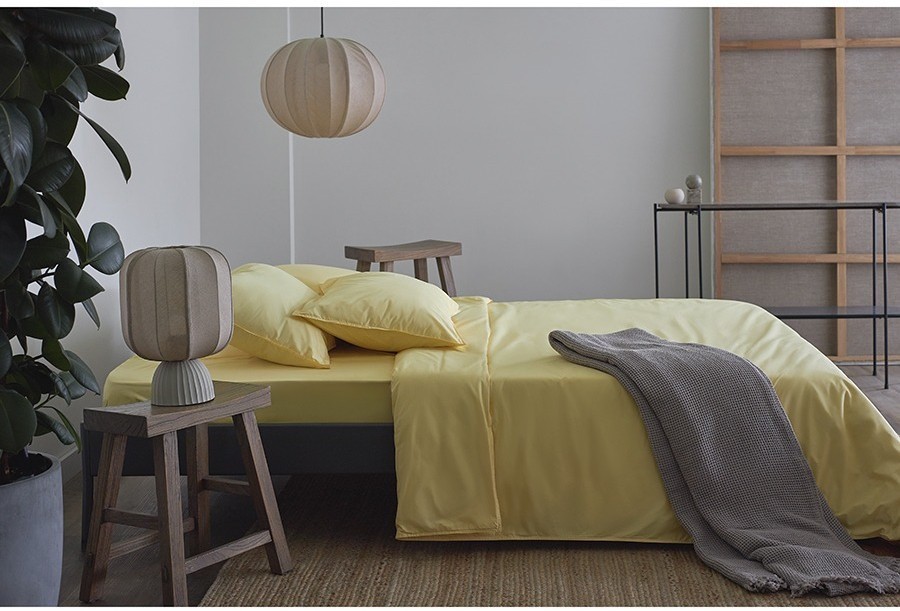 Простыня на резинке из стираного перкаля светло-желтого цвета из коллекции essential, 200х200х30 см (77764)