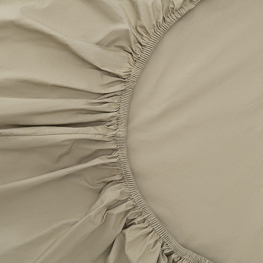 Простыня на резинке из стираного перкаля бежево-серого цвета из коллекции essential, 200х200х30 см (77761)