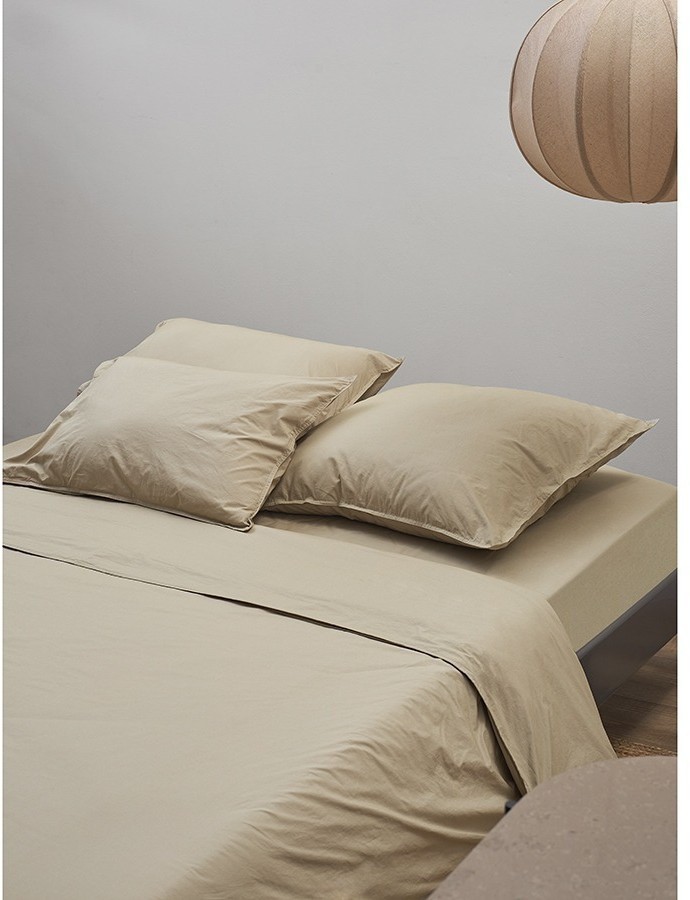 Простыня на резинке из стираного перкаля бежево-серого цвета из коллекции essential, 180х200х30 см (77760)