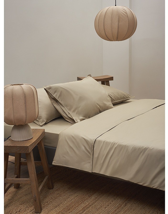 Простыня на резинке из стираного перкаля бежево-серого цвета из коллекции essential, 180х200х30 см (77760)