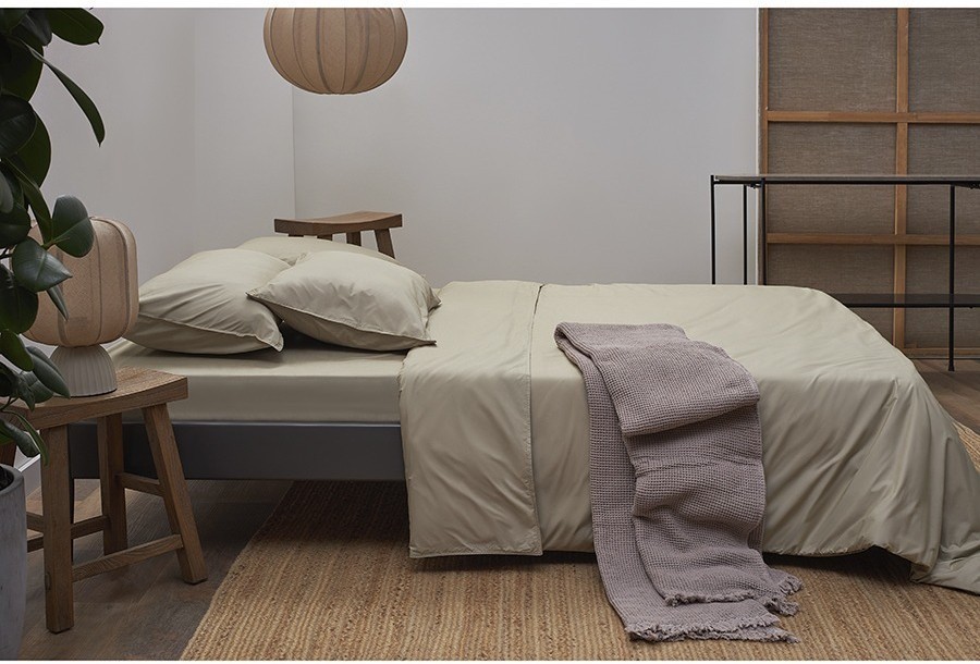 Простыня на резинке из стираного перкаля бежево-серого цвета из коллекции essential, 180х200х30 см (77760)